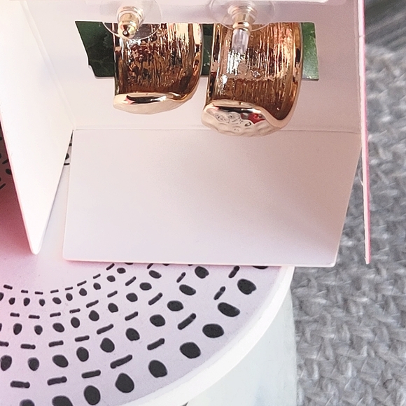 NEW House of Harlow 1960 hammered gold tone thick hoop crescent shaped earrings - Picture 2 of 11